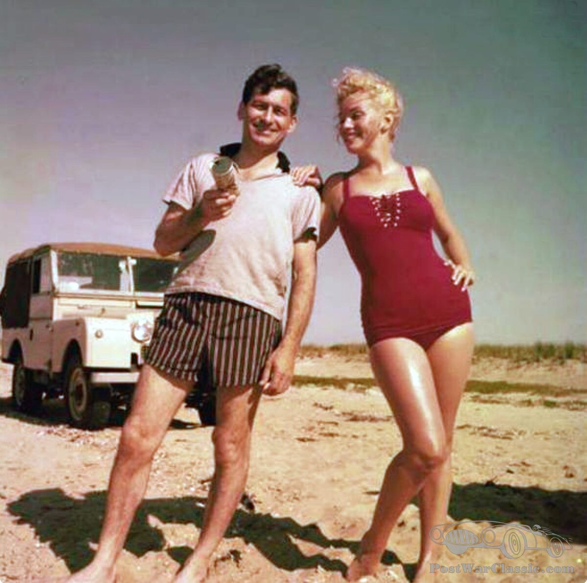 marilyn monroe land rover series ile poz veriyor