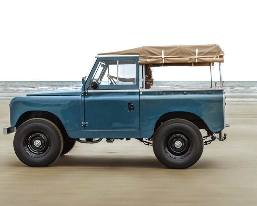 utv alternatifi araç : plajda mavi bir land rover series