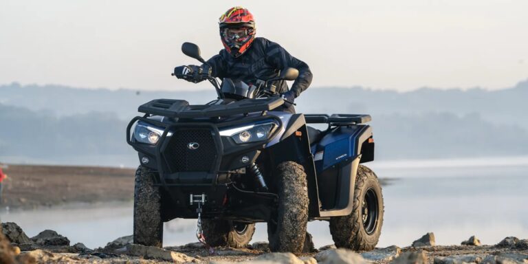 ATV aracı arazi sürüşü sırasında